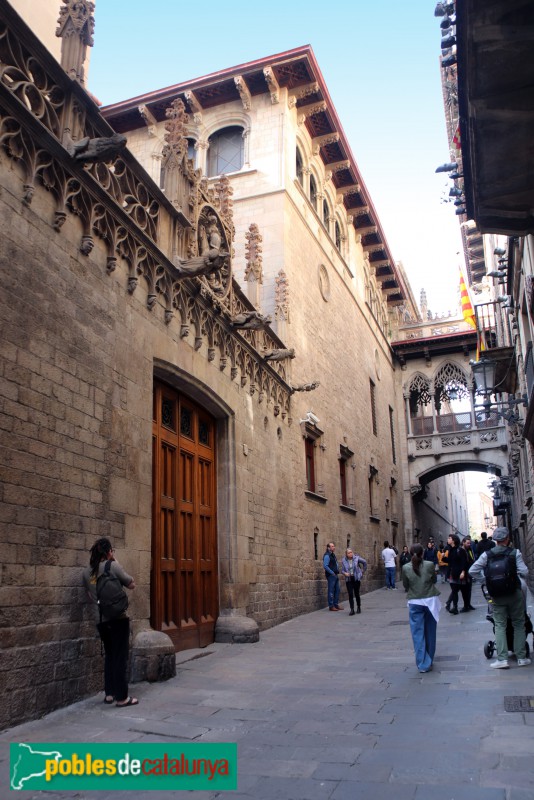 Barcelona - Palau de la Generalitat. Façana gòtica del carrer del Bisbe (Foto: Albert Esteves, 2020) Barcelona - Palau de la Generalitat. Façana gòtica del carrer del Bisbe