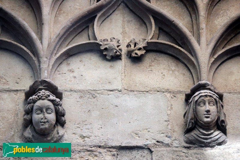 Barcelona - Palau de la Generalitat. Façana gòtica del carrer del Bisbe