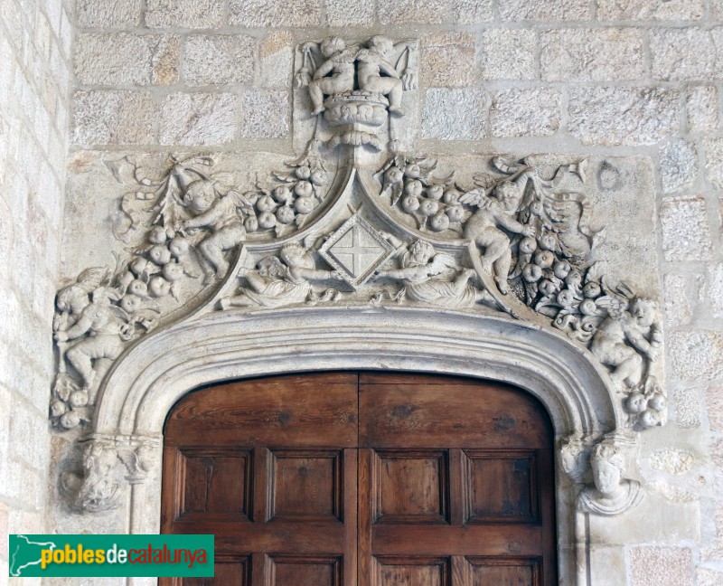 Barcelona - Palau de la Generalitat. Porta de la Cambra Daurada des de la galeria gòtica