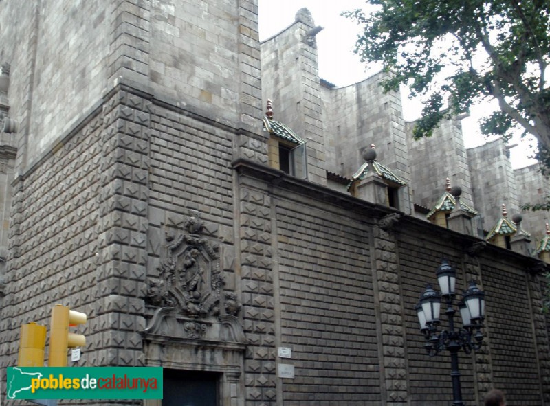 Barcelona - Església de Betlem. Porta barroca de la Rambla