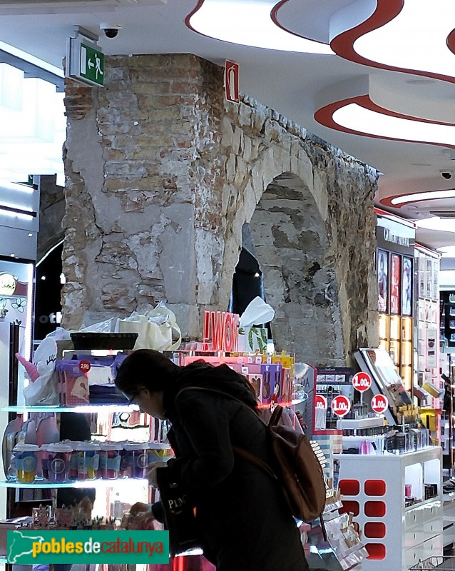 Barcelona - Portaferrissa, 21, arc a l'interior de la botiga