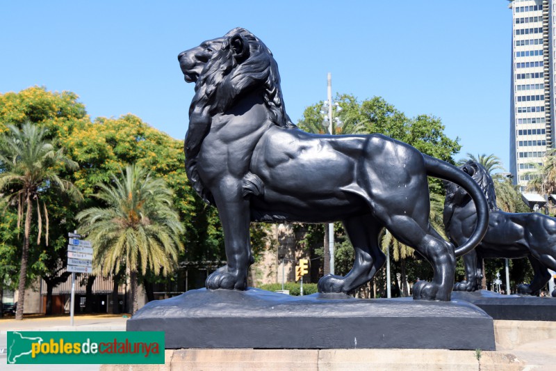 Barcelona - Monument a Colom: un dels lleons de la base