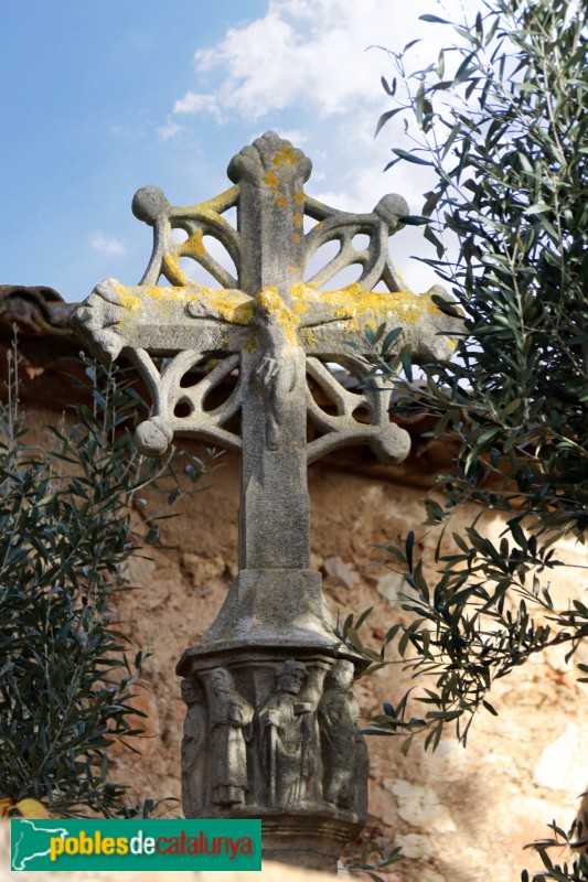 Barcelona - Santa Creu d'Olorda. Creu davant de l'església