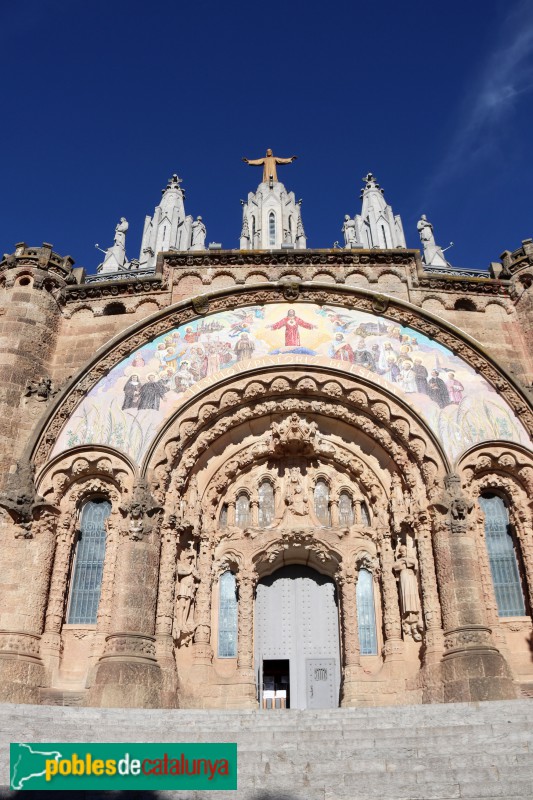 Barcelona - Temple del Sagrat Cor del Tibidabo. Portada de la cripta