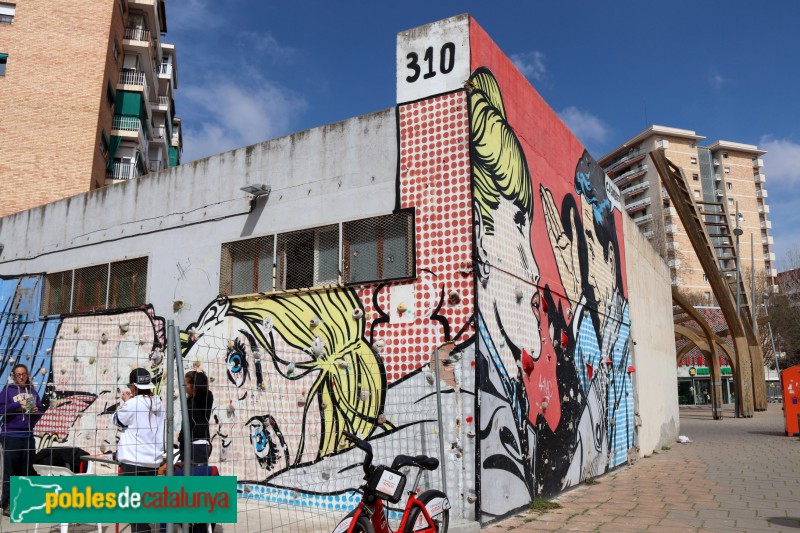 Barcelona - Mural davant de Ca n'Amell Gran