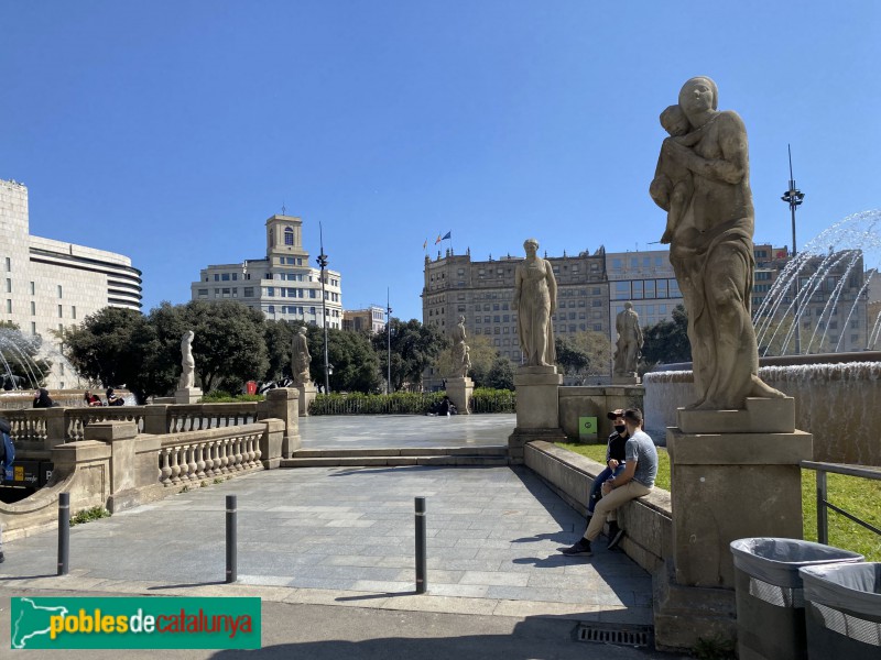 Barcelona - Plaça Catalunya. Les estàtues de pedra