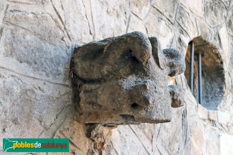 L'Hospitalet de Llobregat - Capella romànica de Santa Eulàlia. Bases de columna esculpida (segle XII)