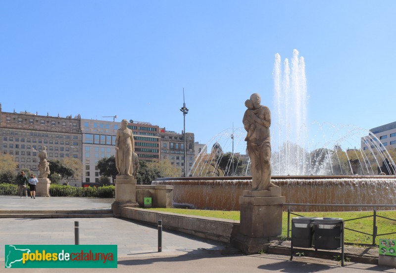 Barcelona - Plaça Catalunya. Les estàtues de pedra