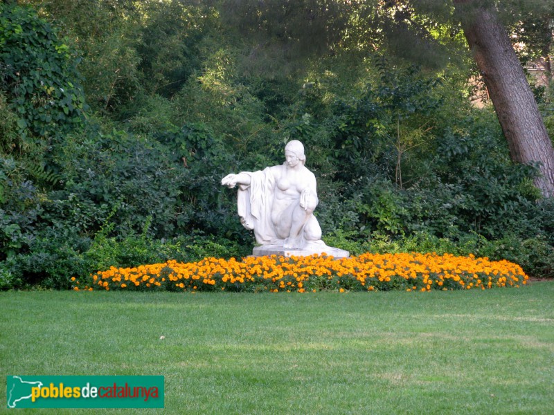 Barcelona - Jardins del Palau de Pedralbes. Nu femení agenollat