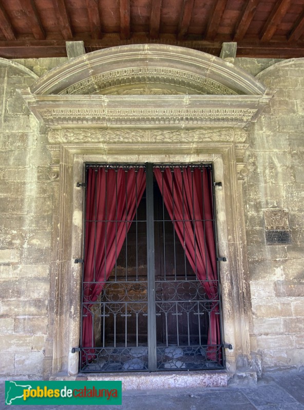 Tortosa - Claustre de la catedral. Porta de la capella de la Cinta