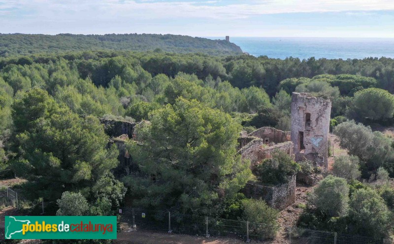 Tarragona - Torre d'en Grimau i, al fons, la torre de la Mora