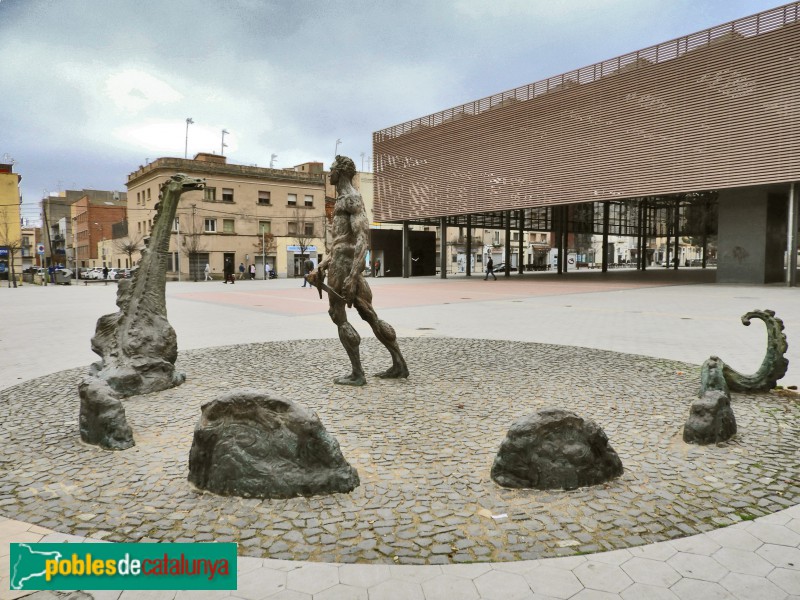 Figueres - Conjunt escultòric de Sant Jordi i el drac