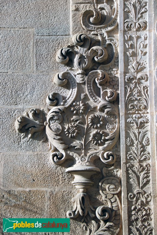 Caldes de Montbui - Església de Santa Maria. Portada barroca. Detall