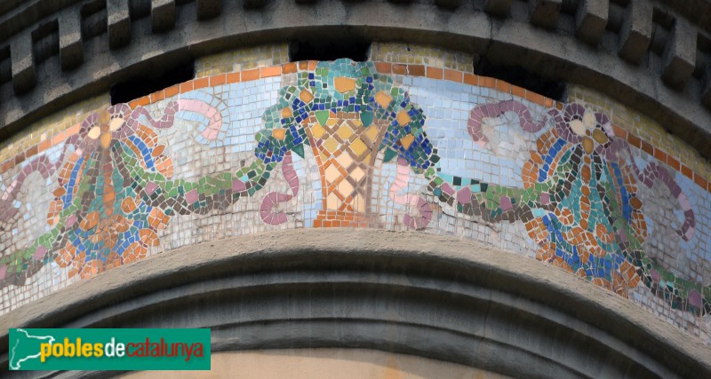 Barcelona - Bruc, 130-134. Detall mosaic cornisa