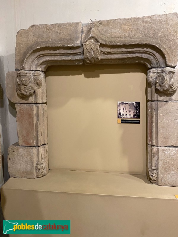 Terrassa - Finestral de l'antic castell de Terrassa, amb l'escut de la família Muntanyans (Museu de Terrassa)