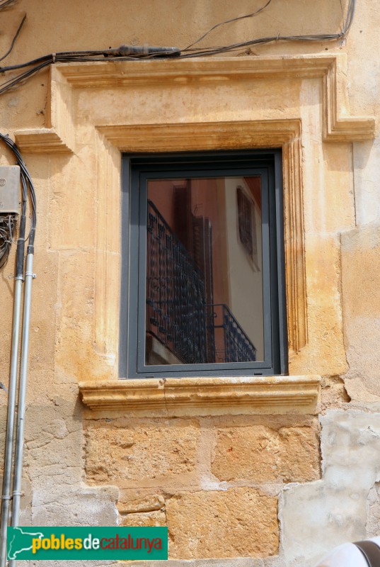 Piera - Finestra la costat del portal Romanyà