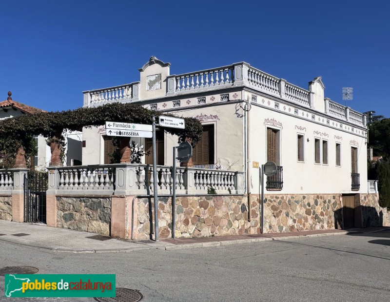 L'Ametlla del Vallès - Cases del carrer Torregassa. Casa de sant Pere