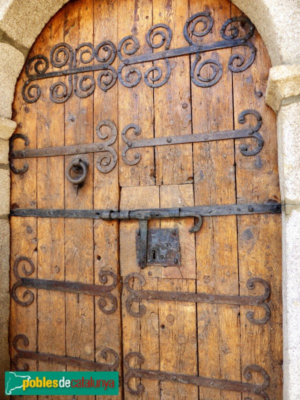 Bolvir - Santa Cecília de Bolvir. Porta amb ferramebta antiga