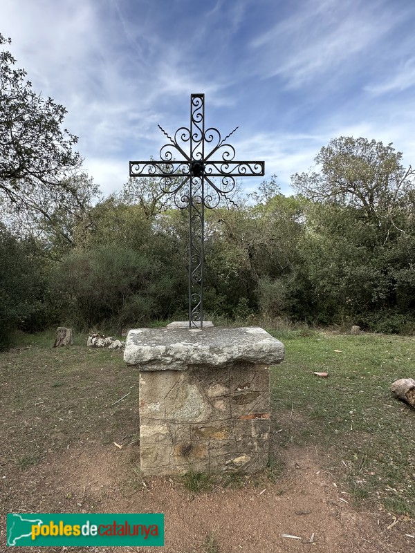 Llinars del Vallès - Església de Sant Sadurní de Collsabadell. Creu de ferro a l'exterior de l'església