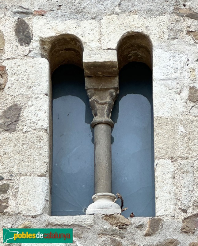 Monestir de Sant Cugat del Vallès - Finestra romànica