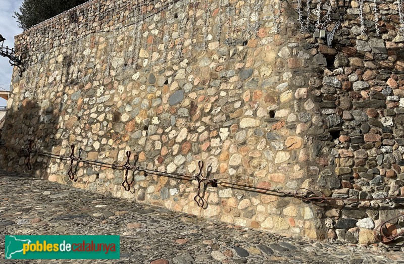 Sant Pere de Vilamajor - Muralla del recinte sobirà de la Força. Barana d'Enric Pla Montferrer