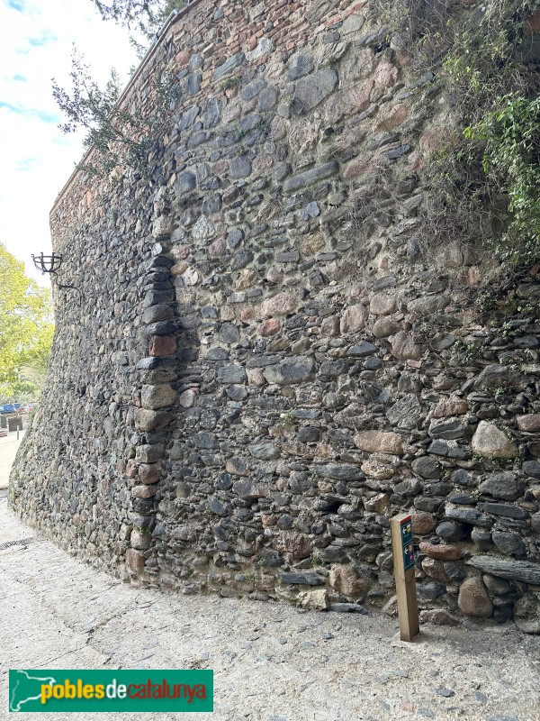 Sant Pere de Vilamajor - Muralla del recinte sobirà de la Força