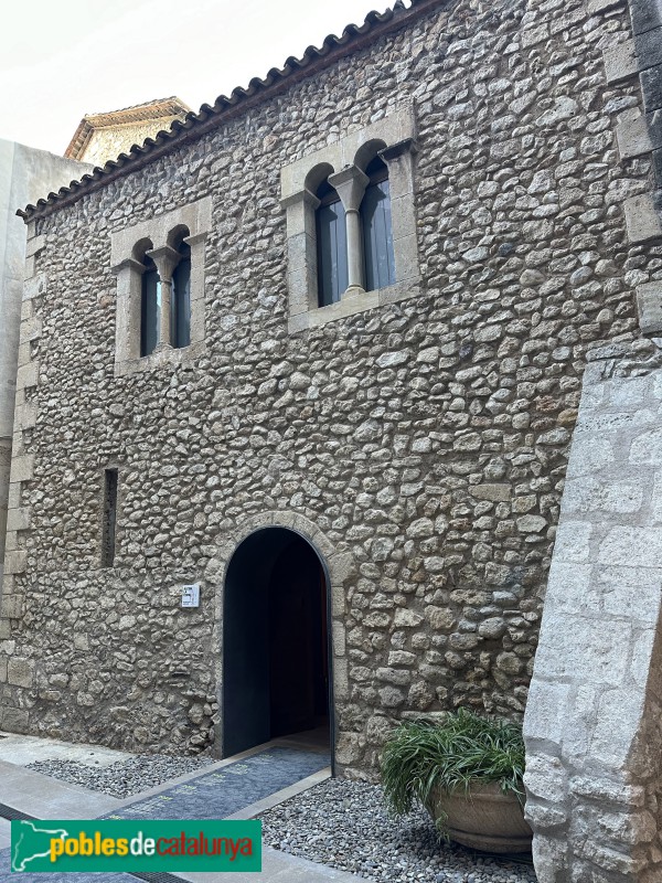 Vilafranca del Penedès - Capella de Sant Pelegrí. façana posterior (Foto: Albert Esteves, 2023) Vilafranca del Penedès - Capella de Sant Pelegrí. façana posterior