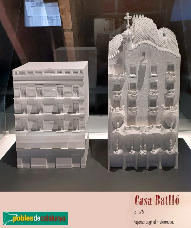 Barcelona - Casa Batlló. Maqueta de les façanes original i un cop reformada