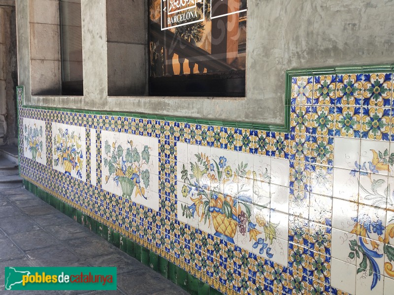 Barcelona - Casa de l'Ardiaca. Mosaics noucentistes