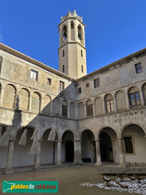 Vilafranca del Penedès - Convent dels Trinitaris. Claustre