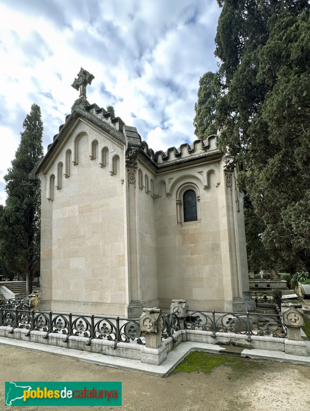Vilafranca del Penedès - Cementiri. Panteó Via-Oliveras