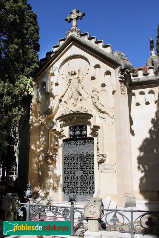 Vilafranca del Penedès - Cementiri. Panteó Via-Oliveras