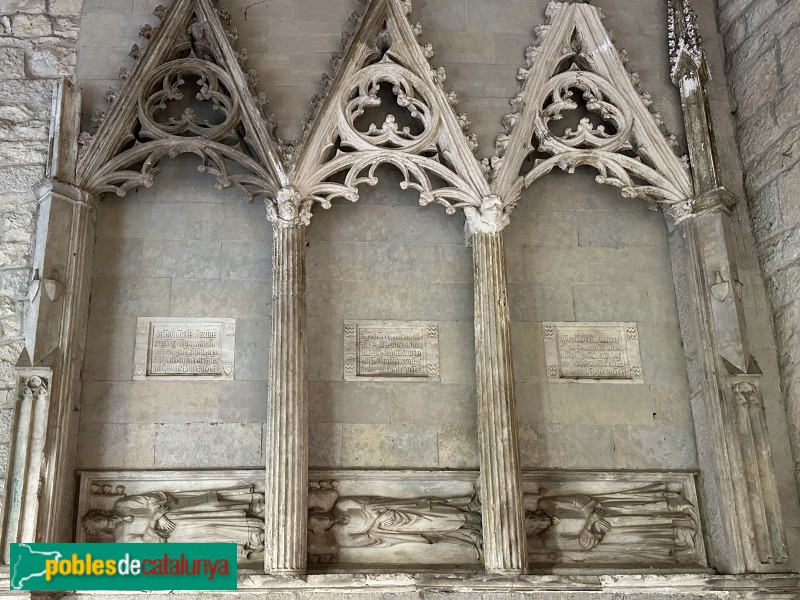 Girona - Claustre de la catedral. Sepulcres de canonges