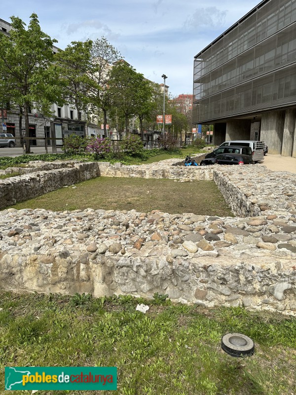 Girona - Antic Hospici. Restes de les muralles i el polvorí