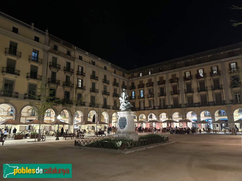 Girona - Plaça de la Independència, de nit