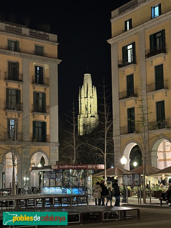 Girona - Campanar de Sant Feliu des de la plaça de la Independència