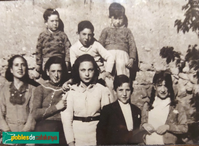 Juncosa - Ermita de Sant Joan. Grup de nens i nenes a l'ermita, als anys 30