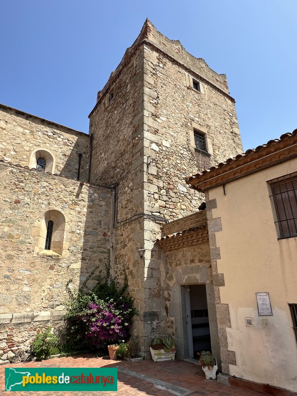 Argentona - Església de Sant Julià. Torre de defensa (Foto: Albert Esteves, 2025) Argentona - Església de Sant Julià. Torre de defensa