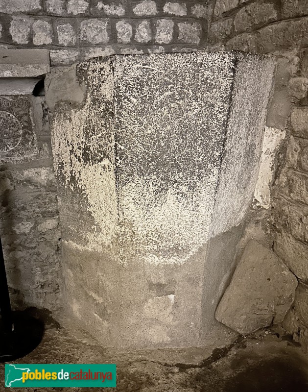 Bellver de Cerdanya - Església de Santa Maria de Talló. Pica baptismal d'immersió (Foto: Albert Esteves, 2025) Bellver de Cerdanya - Església de Santa Maria de Talló. Pica baptismal d'immersió