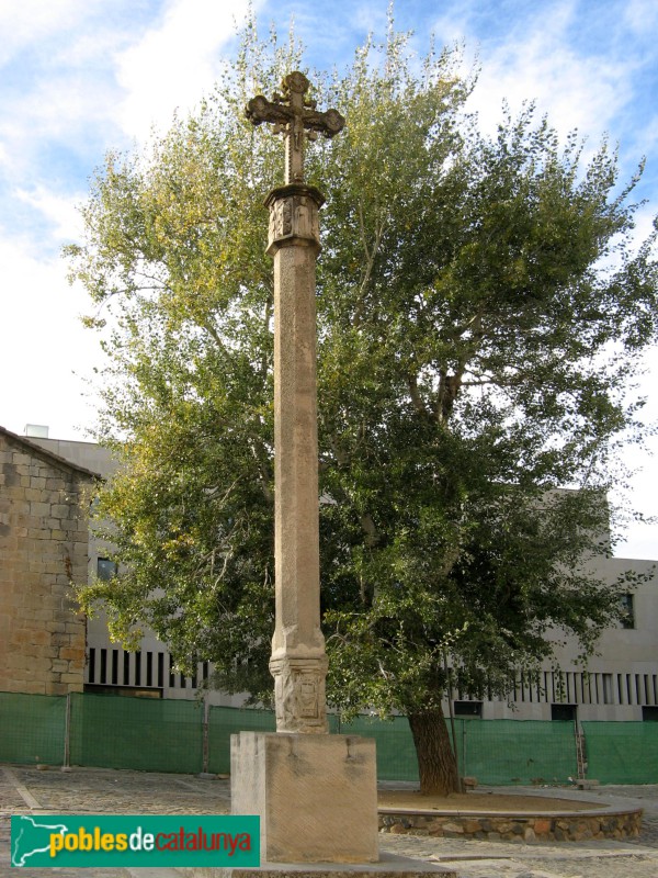 Monestir de Poblet - Creu de l'Abat Guimerà (Foto: Albert Esteves, 2009) Monestir de Poblet - Creu de l'Abat Guimerà