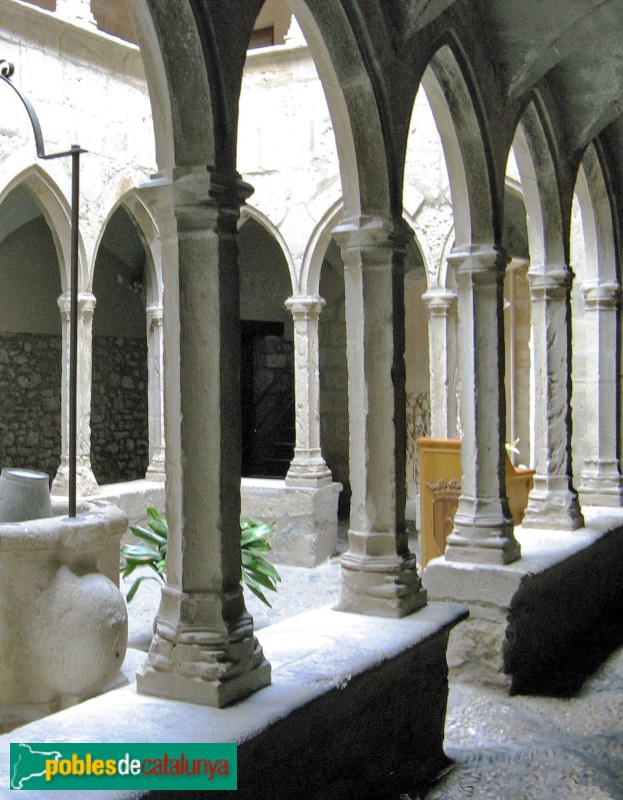 Montblanc - Hospital de Santa Magdalena, claustre (Foto: Albert Esteves, 2009) Montblanc - Hospital de Santa Magdalena, claustre