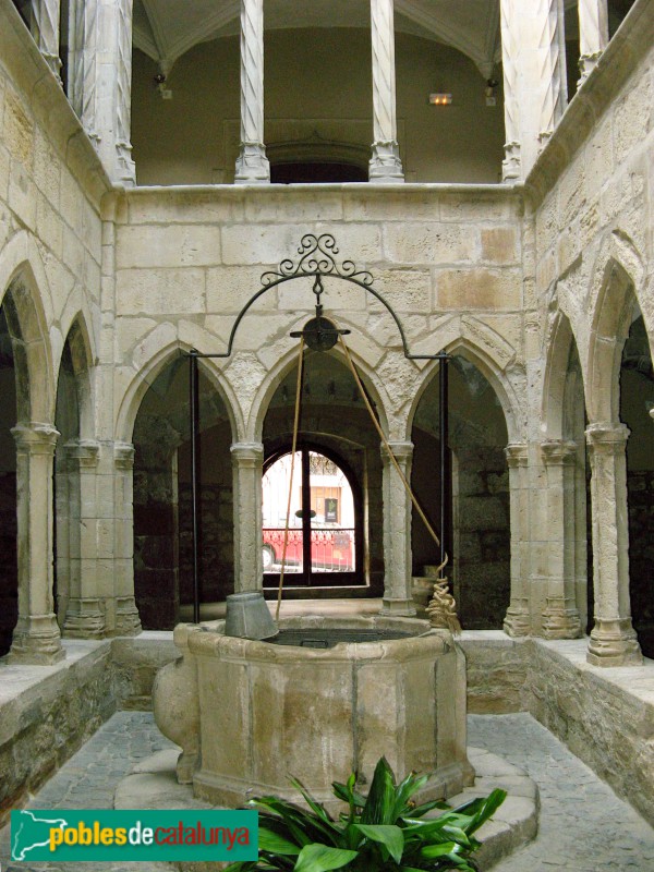 Montblanc - Hospital de Santa Magdalena, claustre (Foto: Albert Esteves, 2009) Montblanc - Hospital de Santa Magdalena, claustre