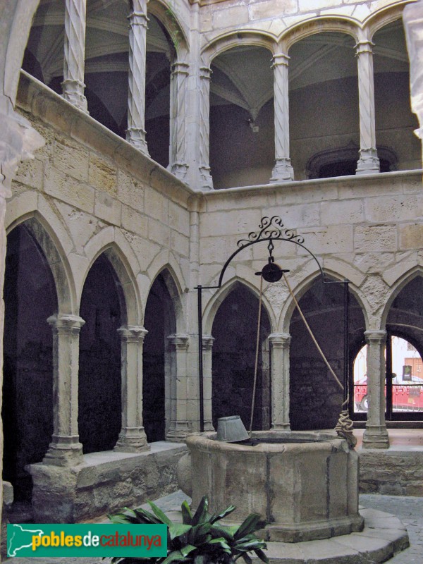 Montblanc - Hospital de Santa Magdalena, claustre (Foto: Albert Esteves, 2009) Montblanc - Hospital de Santa Magdalena, claustre