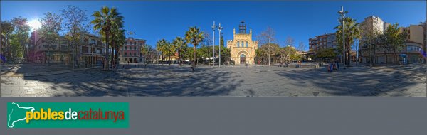 Castelldefels - Panoràmica de la plaça amb l'església al centre
