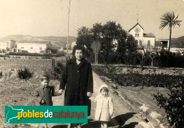 Ca l'Aldrufeu, a la dreta, amb Pilar Casas, vídua de Joan Aldrufeu, i els seus nets, Joan i Teresa, 1950