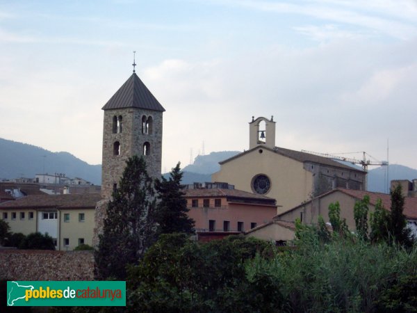 Campanar, amb l'església a la seva dreta