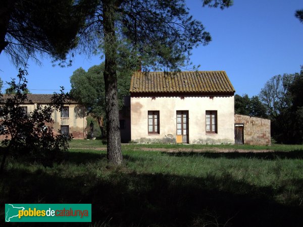 Can Bigues: casa a la dreta en primer pla, corts al fons a l'esquerra (Foto: Joan Sánchez Sabé, 2006) Can Bigues: casa a la dreta en primer pla, corts al fons a l'esquerra