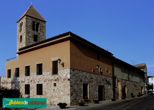 La rectoria i la biblioteca, amb el campanar romànic al darrere