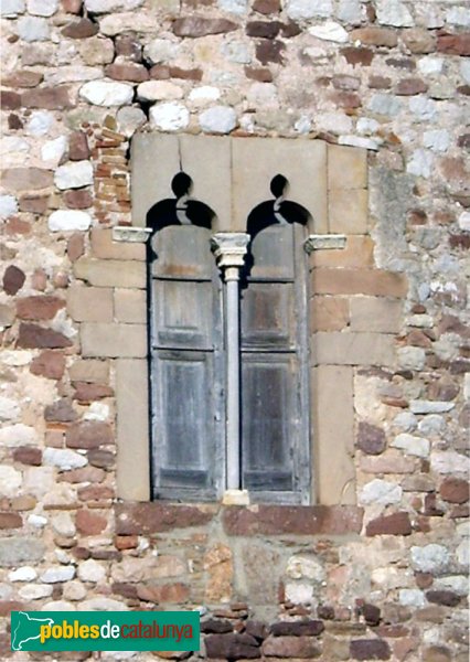 Detall d'una de les finestres del castell (Foto: Joan Sánchez Sabé, 2006) Detall d'una de les finestres del castell