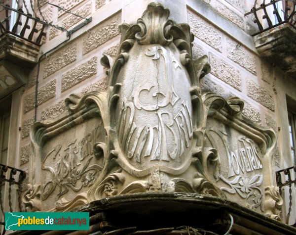 El Vendrell - Plaça Nova. Cal Mumbrú, detall (Foto: Albert Esteves, 2006) El Vendrell - Plaça Nova. Cal Mumbrú, detall